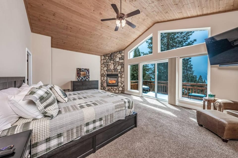 Sunset Mountain Hot Tub, Fire Table, Epic Views House in Shaver Lake