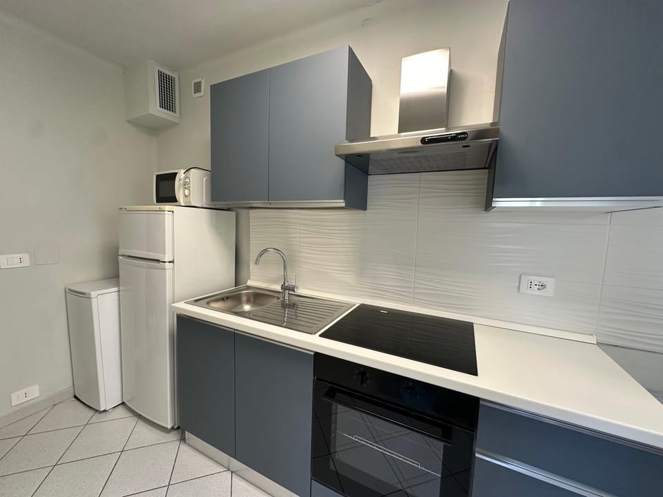 Kitchen or kitchenette, oven, stove