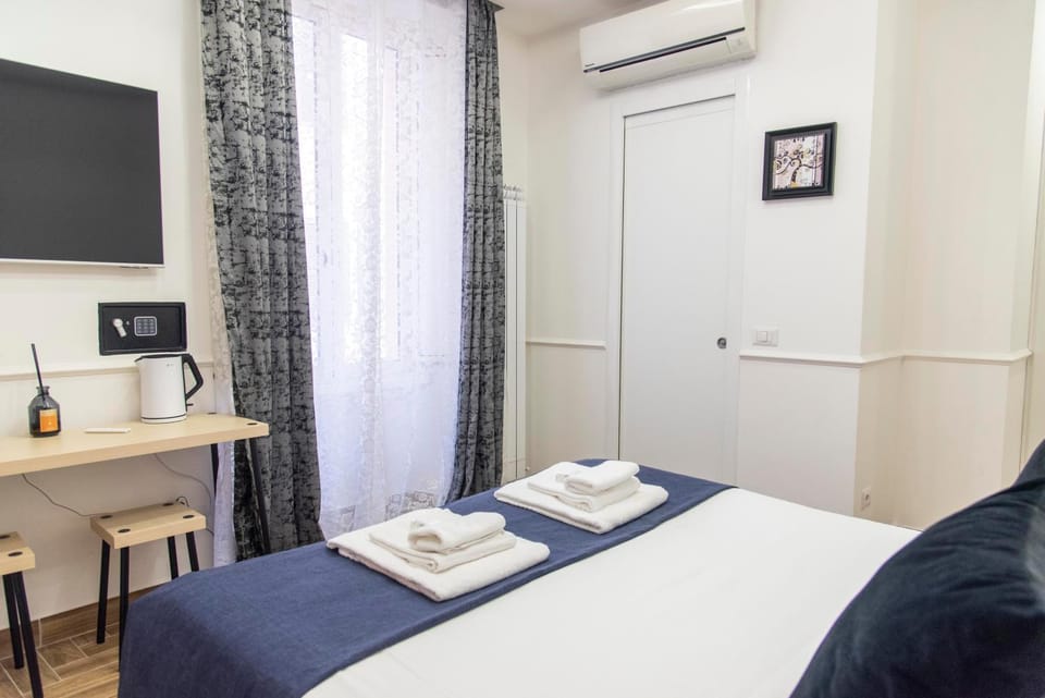 TV and multimedia, Photo of the whole room, towels, air conditioner