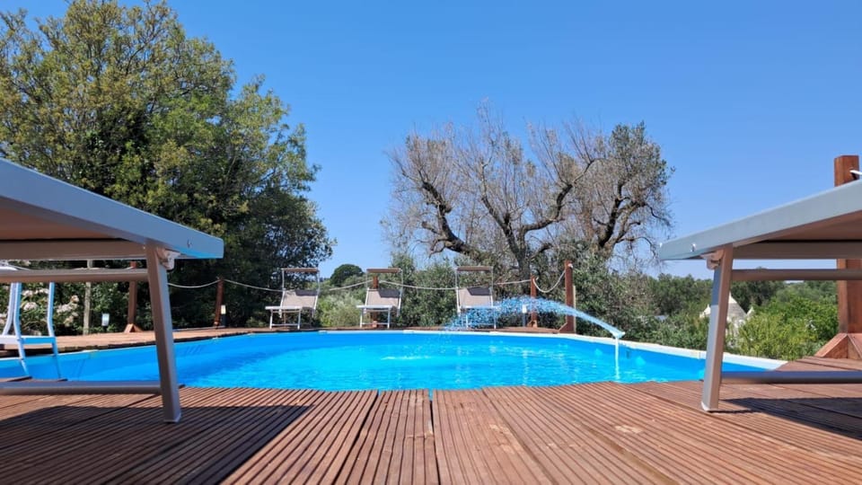 Swimming pool, sunbed