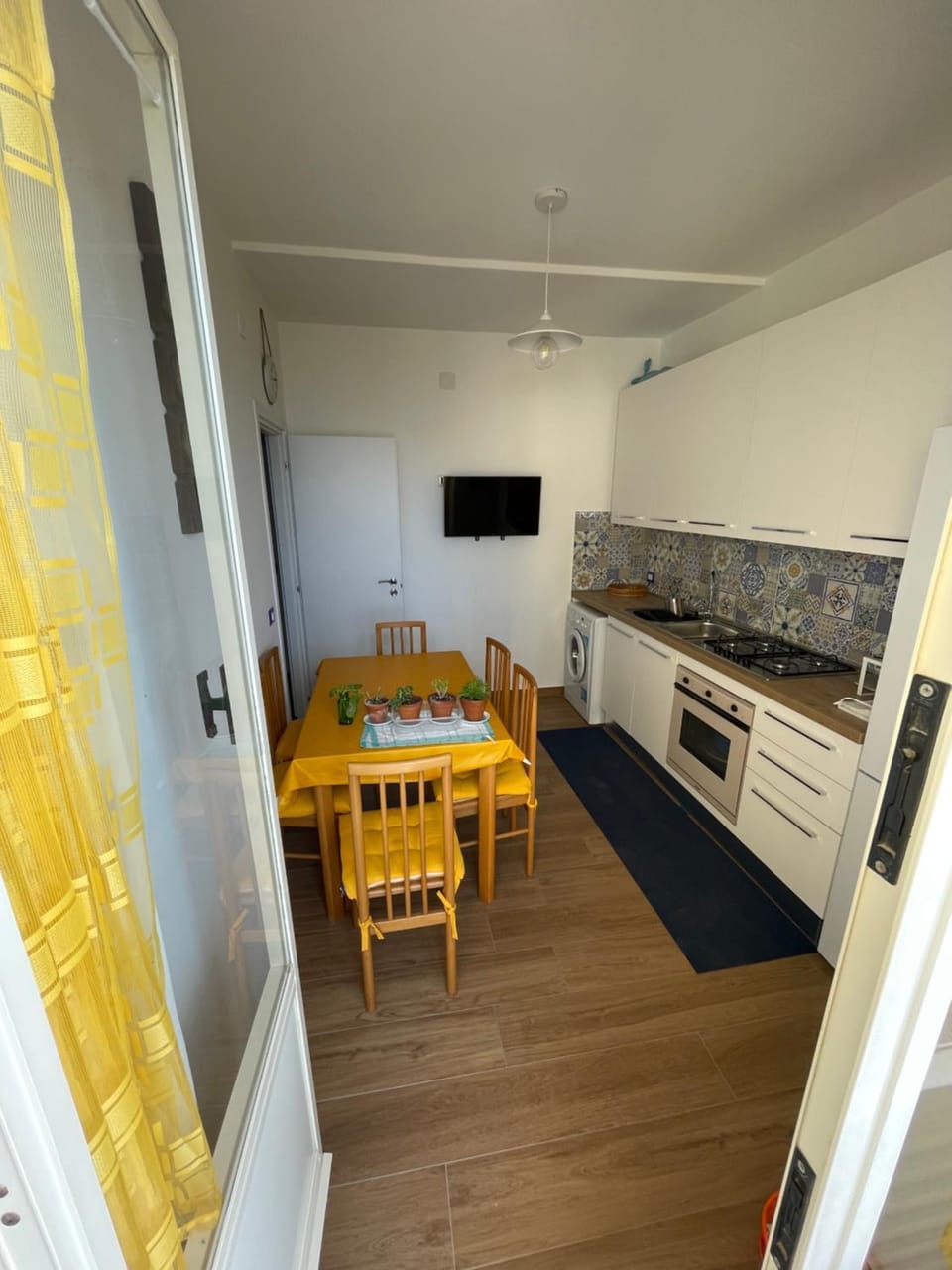 TV and multimedia, Kitchen or kitchenette, Dining area, oven, stove