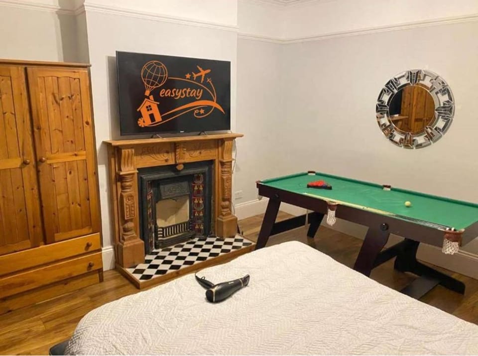 Easystays The Hidden Mansion Sleeps 15 Villa in Leicester