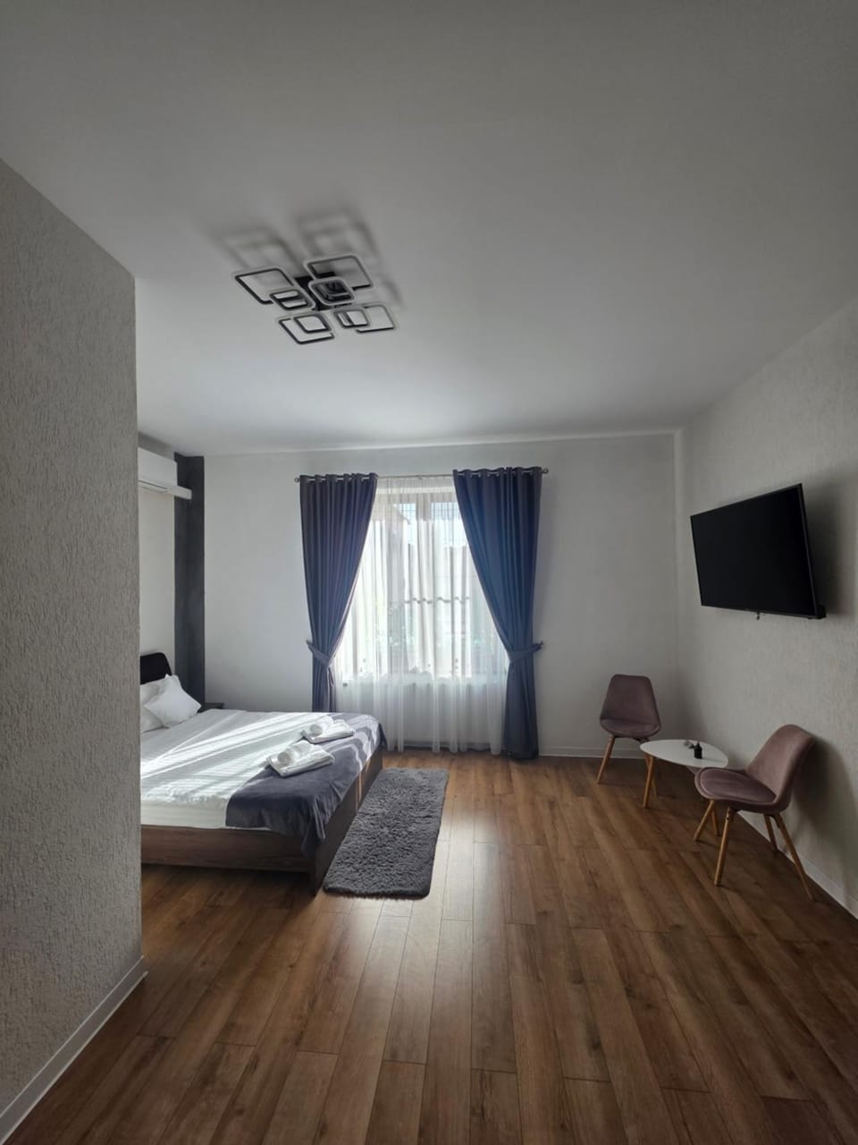 Bed, TV and multimedia, Photo of the whole room, Seating area, Bedroom