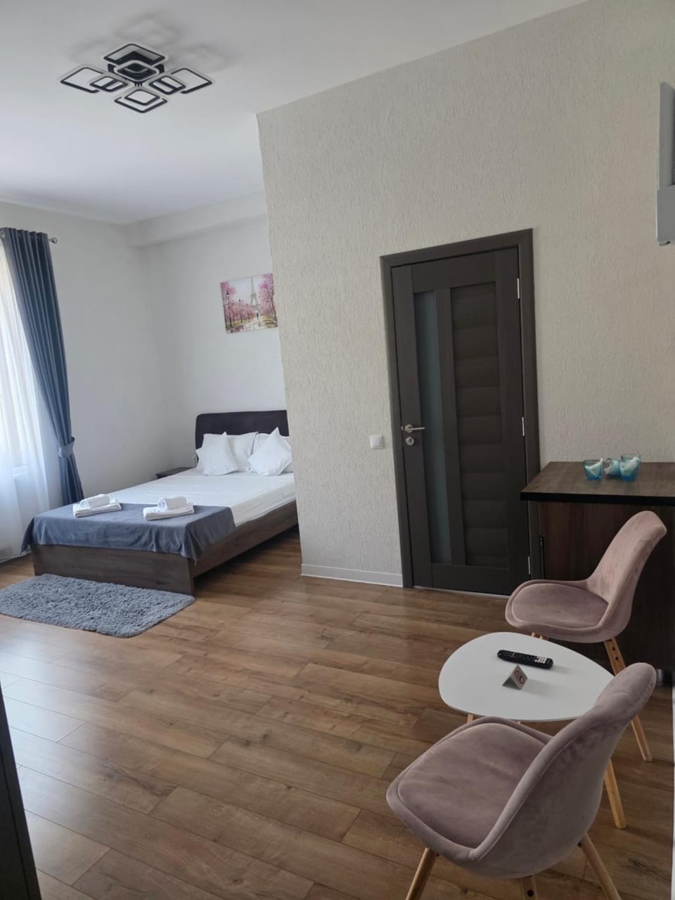 Bed, Photo of the whole room, Seating area, Bedroom