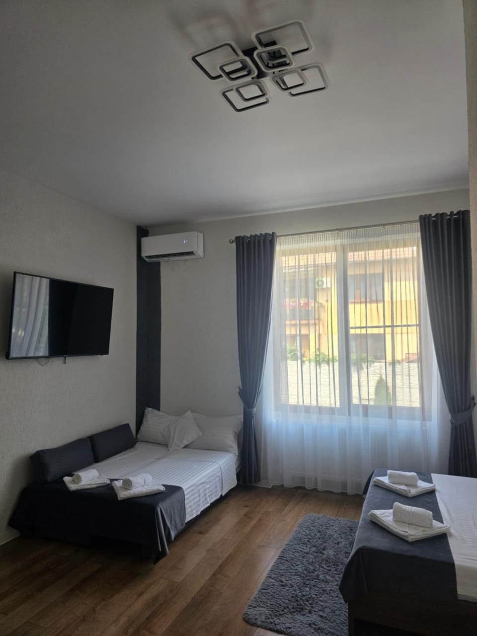 Communal lounge/ TV room, Bed, TV and multimedia, Photo of the whole room, Seating area, Bedroom, towels, air conditioner