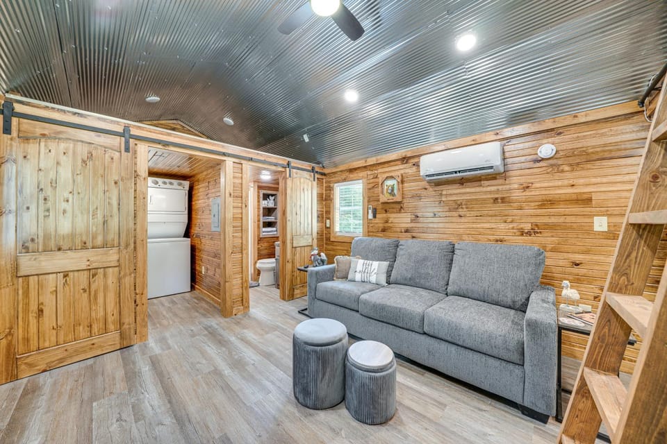 Couple’s Cabin in Broken Bow ~ 5 Mi to Downtown! Cabin in Oklahoma