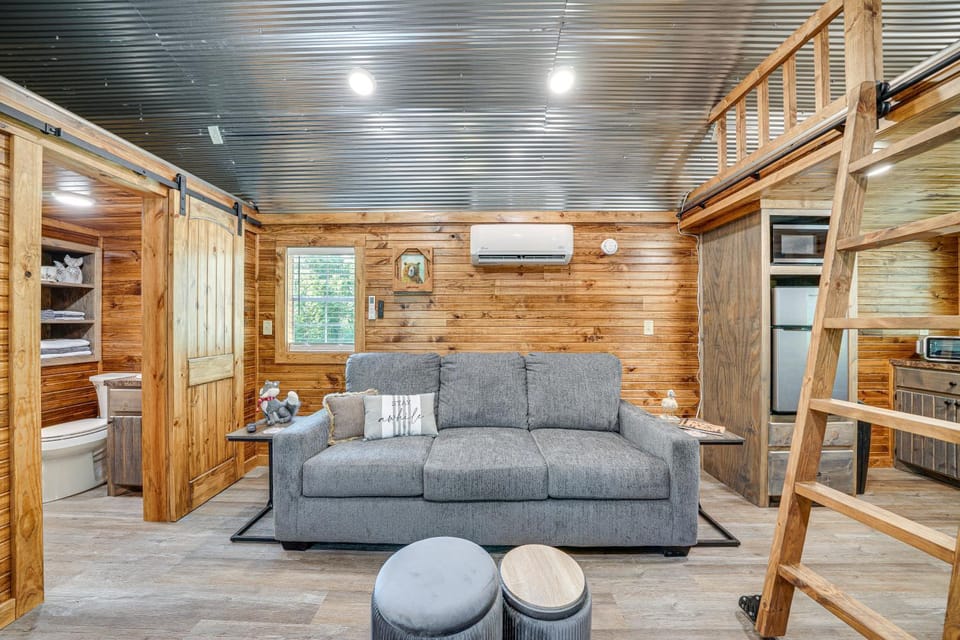 Couple’s Cabin in Broken Bow ~ 5 Mi to Downtown! Cabin in Oklahoma