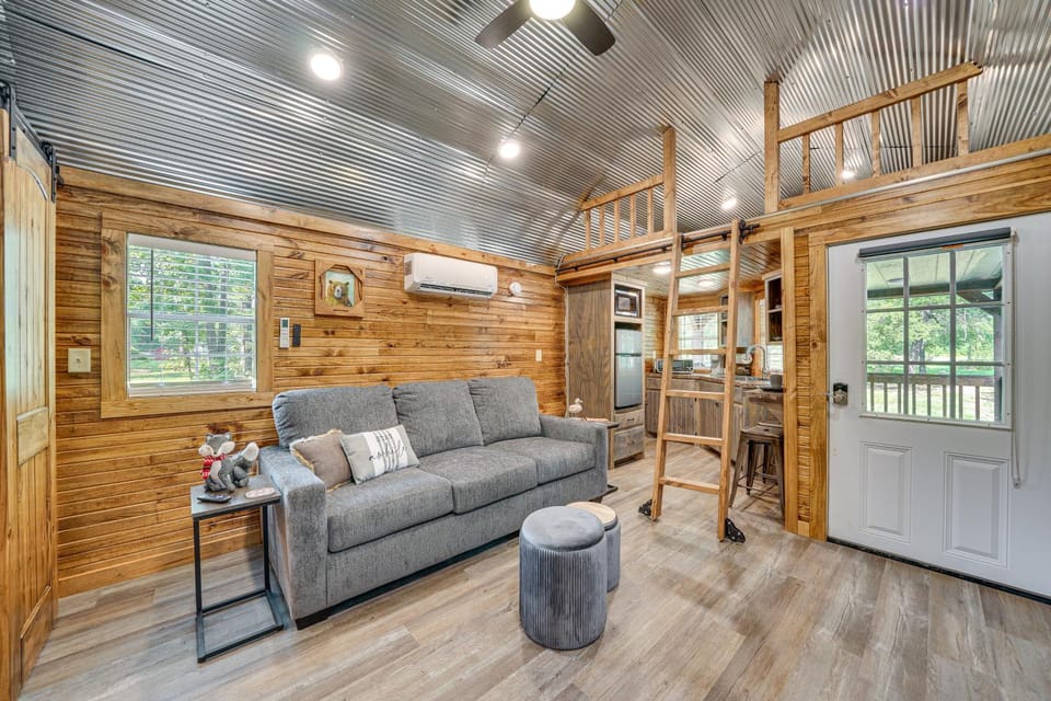 Couple’s Cabin in Broken Bow ~ 5 Mi to Downtown! Cabin in Oklahoma