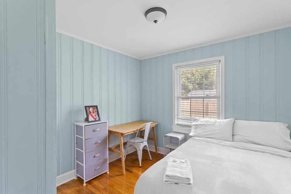 Bed, Photo of the whole room, Decorative detail, Bedroom, towels, wardrobe