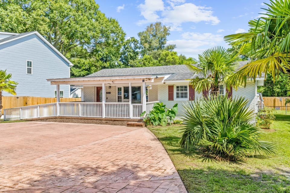 Property building, Patio, Patio, Facade/entrance, Spring, Day, Garden, Garden view, Facility for disabled guests, Parking, pet friendly, pet friendly, acessibility