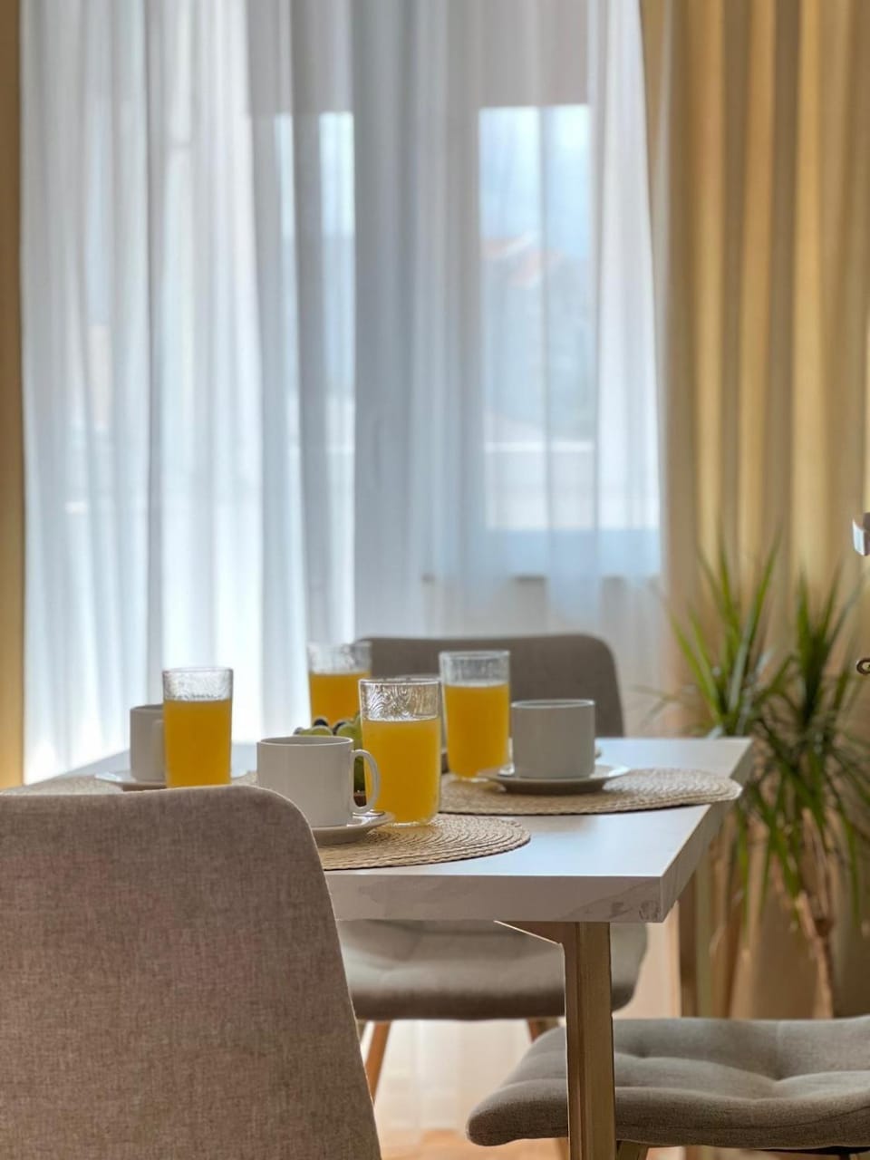 Living room, Food and drinks, Seating area, Dining area