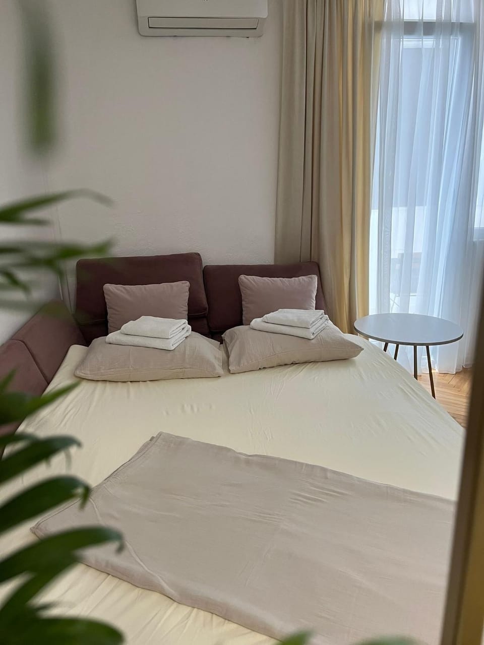 Bed, Living room, Seating area, air conditioner