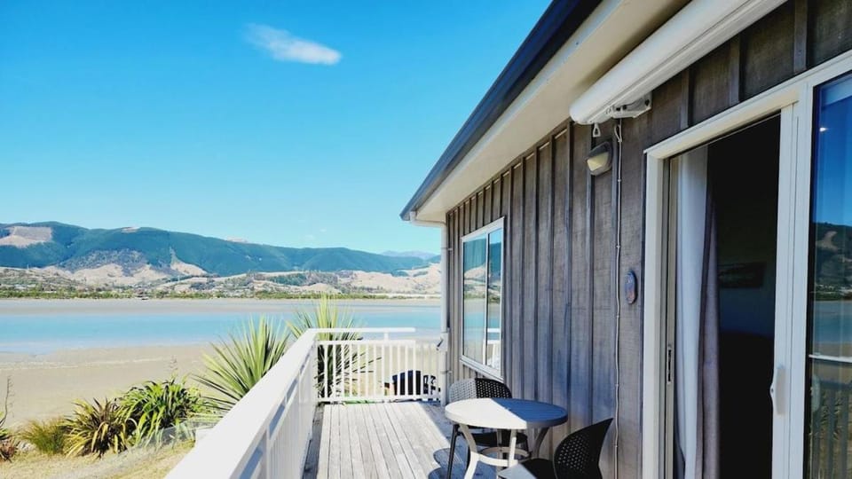 Nelson Beachside Retreat - a unique location House in Nelson