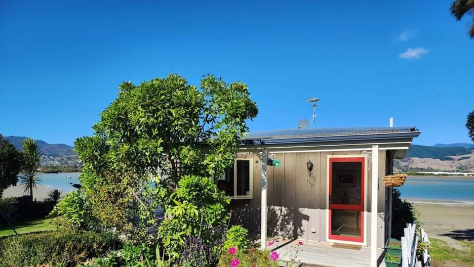 Nelson Beachside Retreat - a unique location House in Nelson