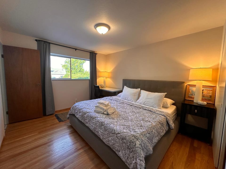 Bed, Bathroom, View (from property/room), Decorative detail, Bedroom, towels