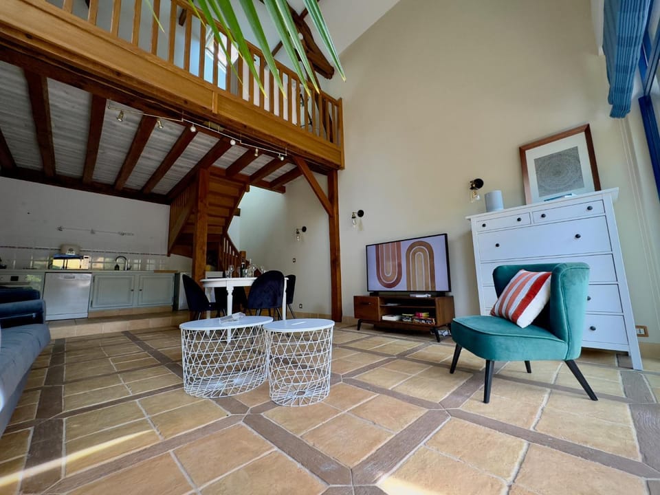 Communal lounge/ TV room, TV and multimedia, Kitchen or kitchenette, Dining area, internet