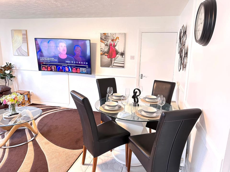 Communal lounge/ TV room, Communal lounge/ TV room, Dining area