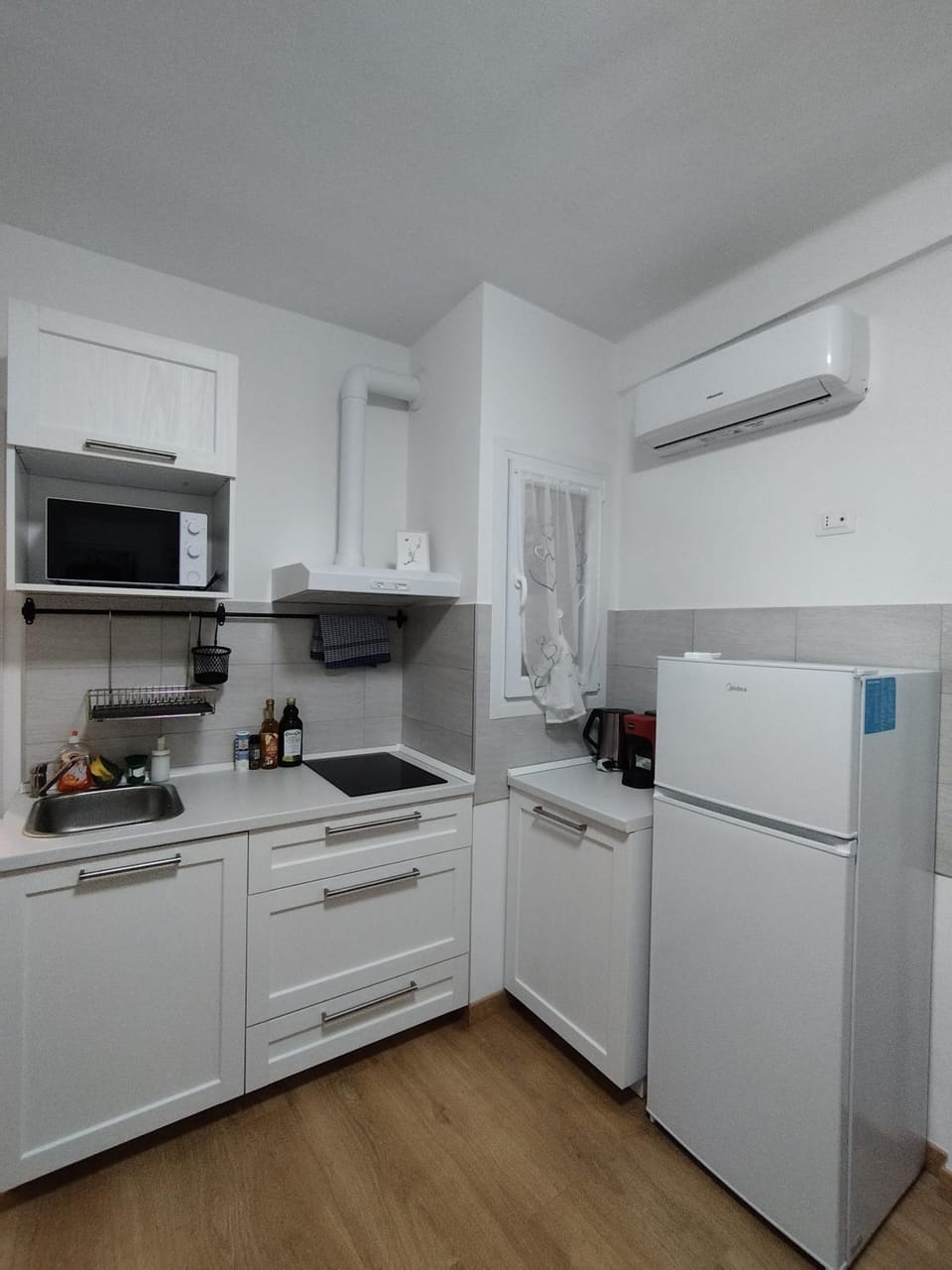 Kitchen or kitchenette, microwave, stove