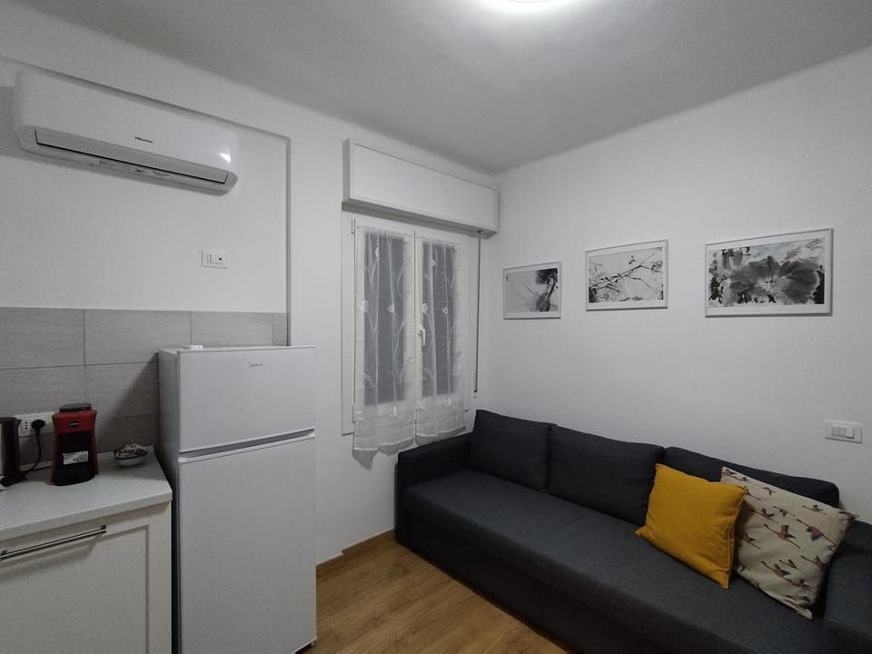 Kitchen or kitchenette, Living room, air conditioner