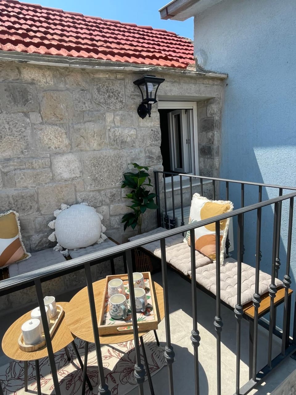 Property building, Patio, Balcony/Terrace, Seating area