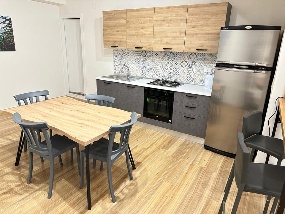 Kitchen or kitchenette, Dining area, oven, stove