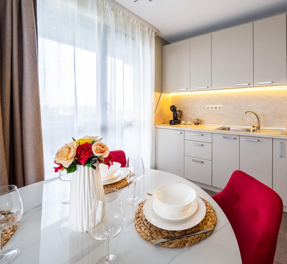 Kitchen or kitchenette, Dining area
