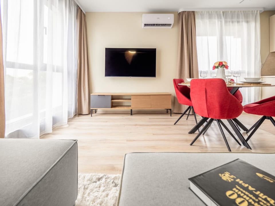 TV and multimedia, Living room, Seating area, Dining area, air conditioner