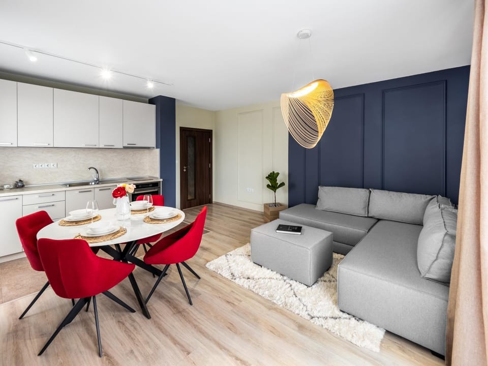 Kitchen or kitchenette, Living room, Seating area, Dining area