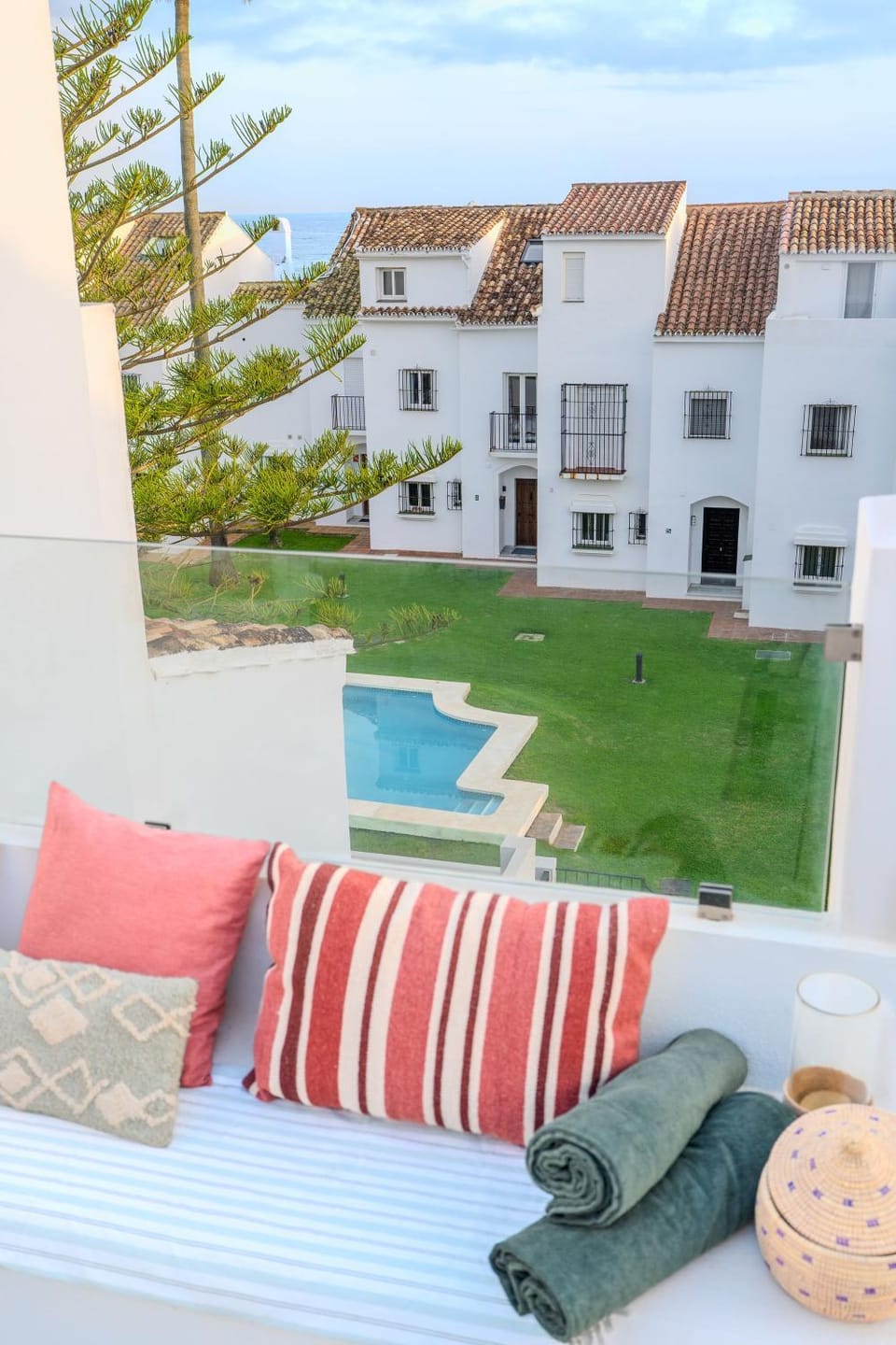 Property building, View (from property/room), Balcony/Terrace, Seating area, Pool view, Swimming pool, towels