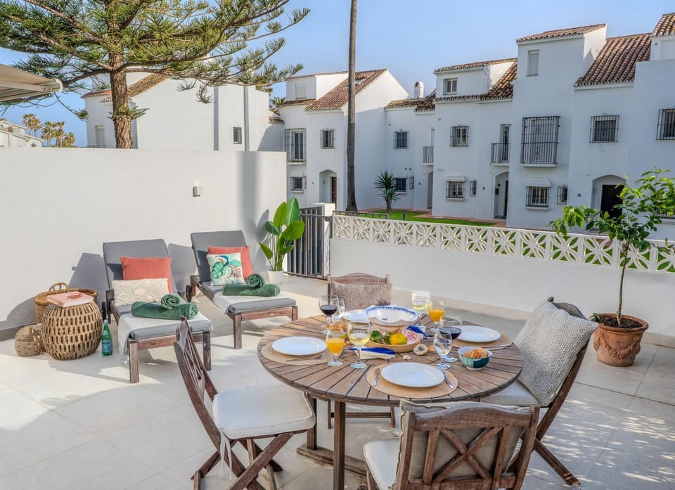 Property building, Day, View (from property/room), Balcony/Terrace, Dining area, Food, Drinks