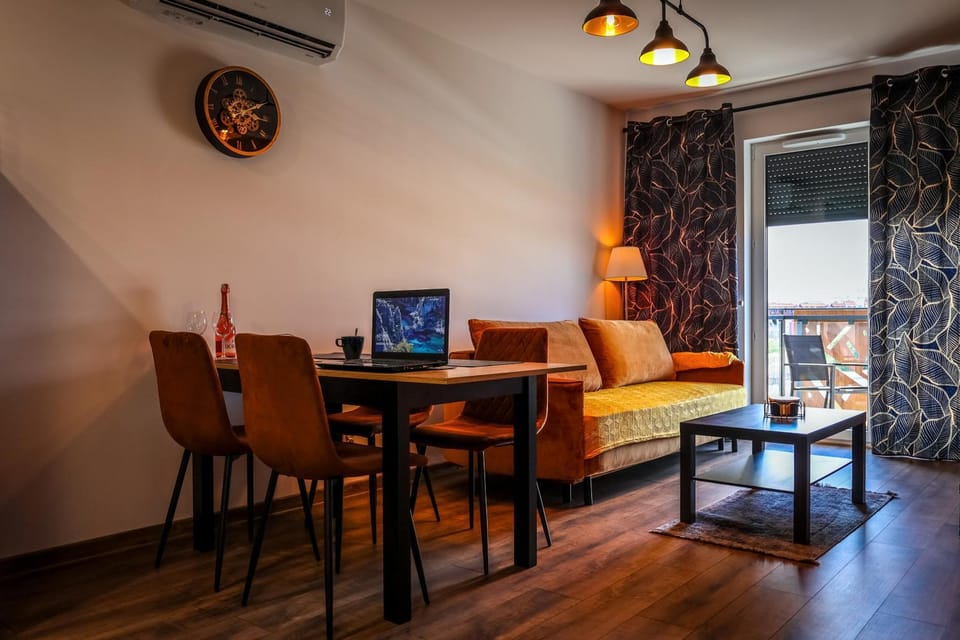 TV and multimedia, Living room, Seating area, Dining area, air conditioner