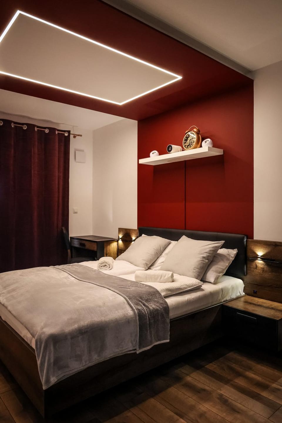Bed, Photo of the whole room, Seating area, Bedroom, towels