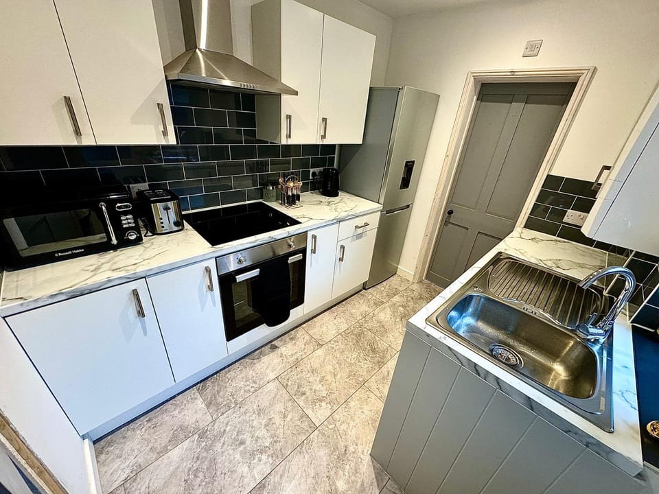 Coffee/tea facilities, Kitchen or kitchenette, oven, stove, toaster