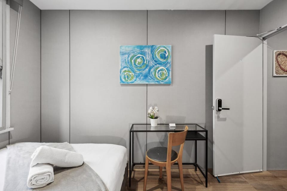 Cozy Double Room - Seconds to Central Station - Near Townhall UTS USYD Darling Harbour Chinatown - Shared Bathroom Bed and Breakfast in Surry Hills