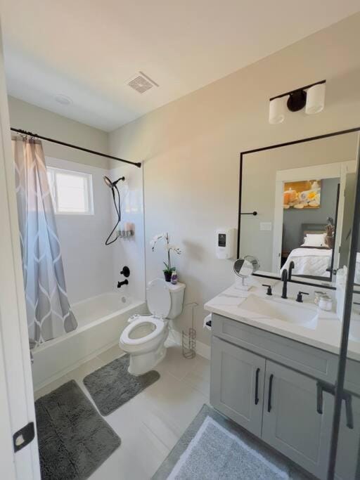 Gray Lux Hse 3BR 3 and half Ba MedCenter DownTWN HotTub Villa in Houston
