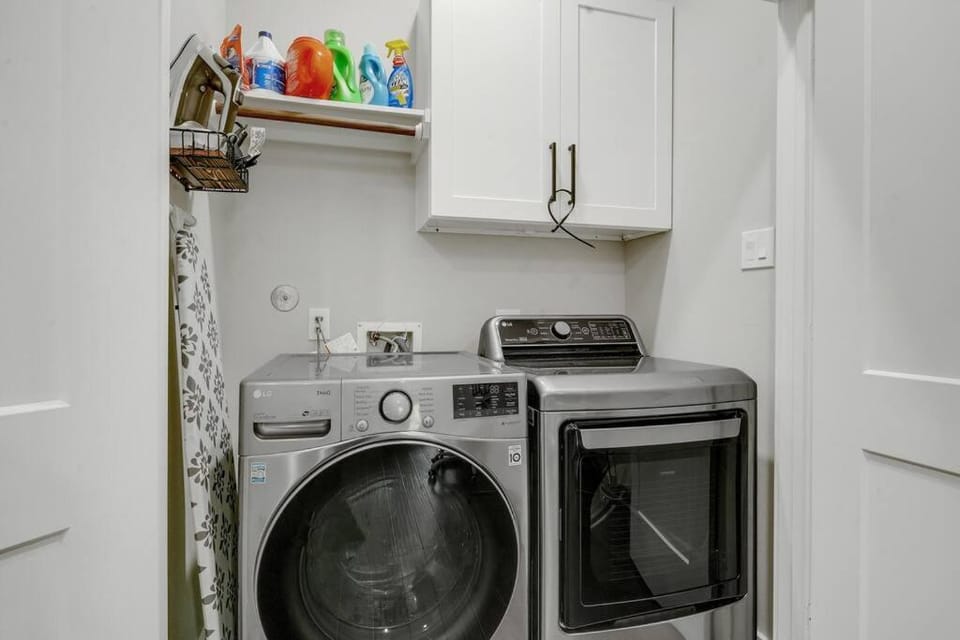 Gray Lux Hse 3BR 3 and half Ba MedCenter DownTWN HotTub Villa in Houston