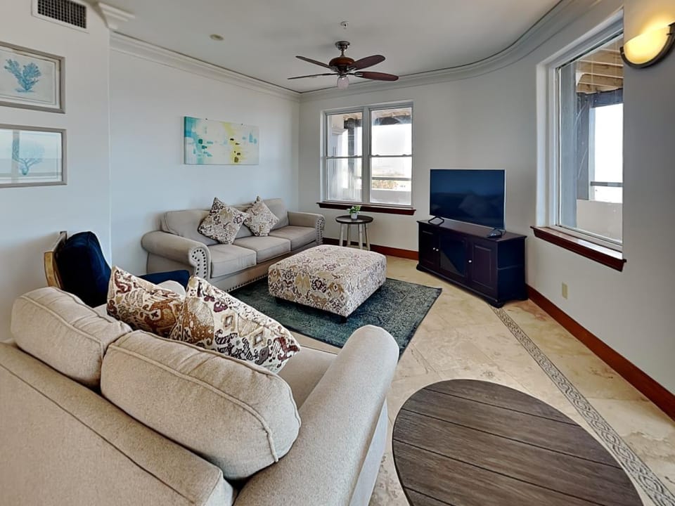 TV and multimedia, Living room, Seating area, furniture, air conditioner