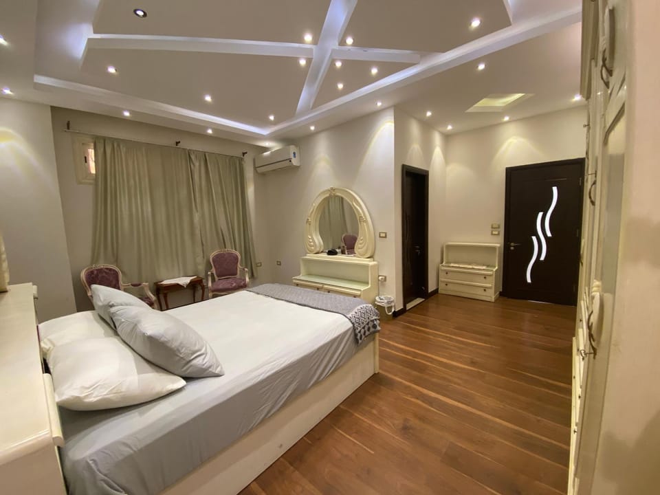 Bed, Photo of the whole room, Seating area, Bedroom, heating, heating, wardrobe, air conditioner, air conditioner