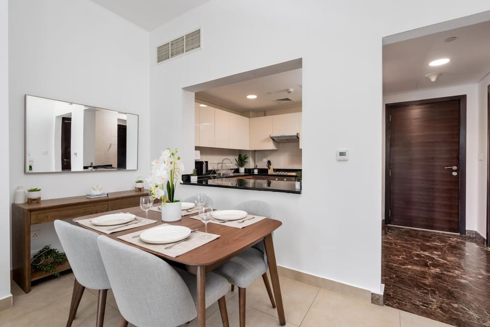 Kitchen or kitchenette, Dining area, stove