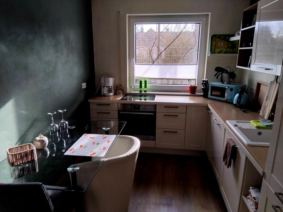 Coffee/tea facilities, Kitchen or kitchenette, Dining area, dishwasher, microwave, oven, stove, toaster