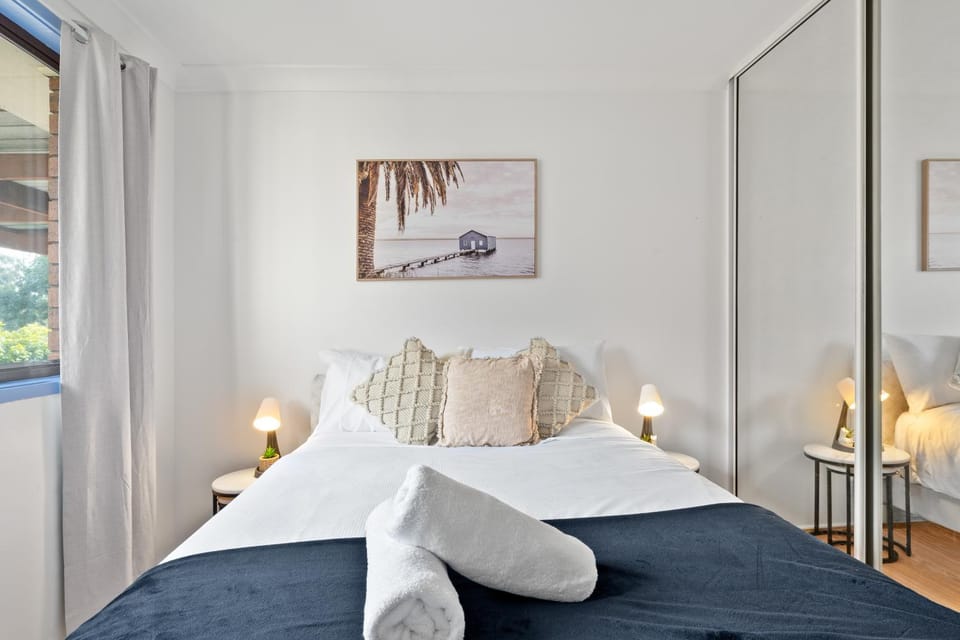 Luxe Double Room - Nearby Stations & Eateries - Shared Bathroom Bed and Breakfast in Sydney