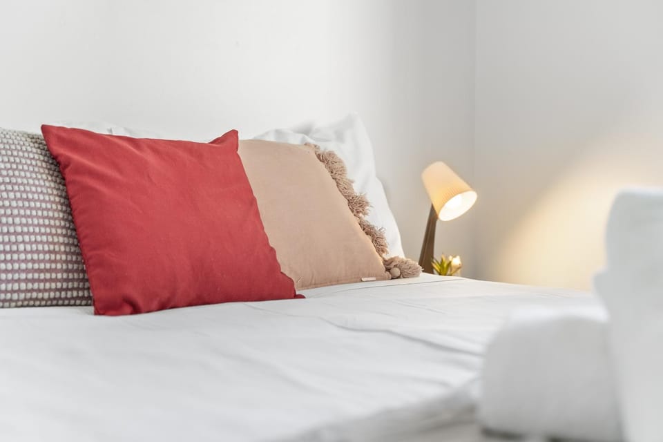 Luxe Double Room - Nearby Stations & Eateries - Shared Bathroom Bed and Breakfast in Sydney