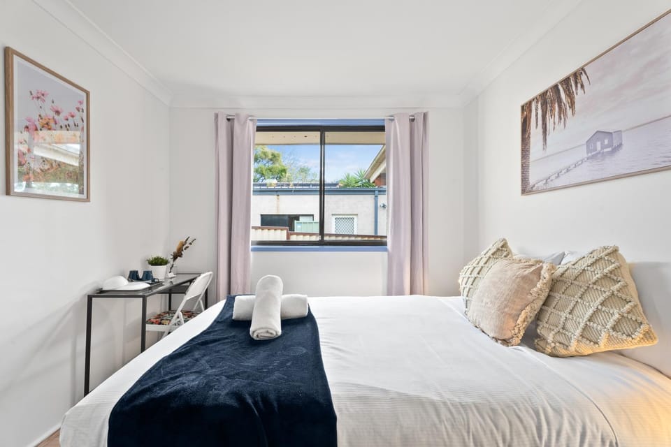 Luxe Double Room - Nearby Stations & Eateries - Shared Bathroom Bed and Breakfast in Sydney