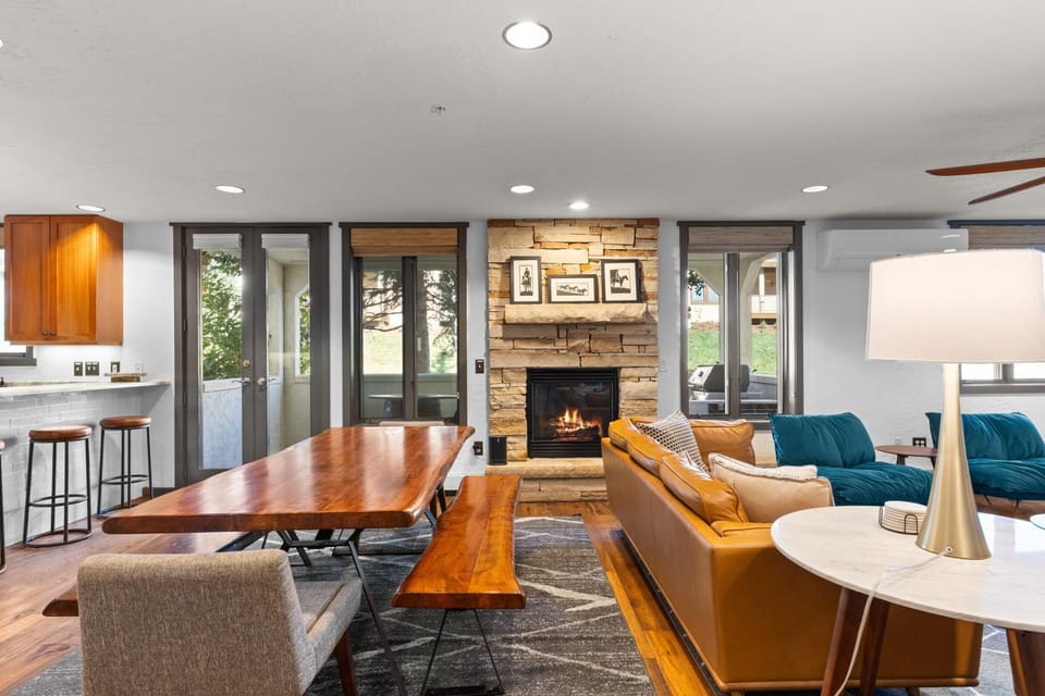 Dining area, fireplace