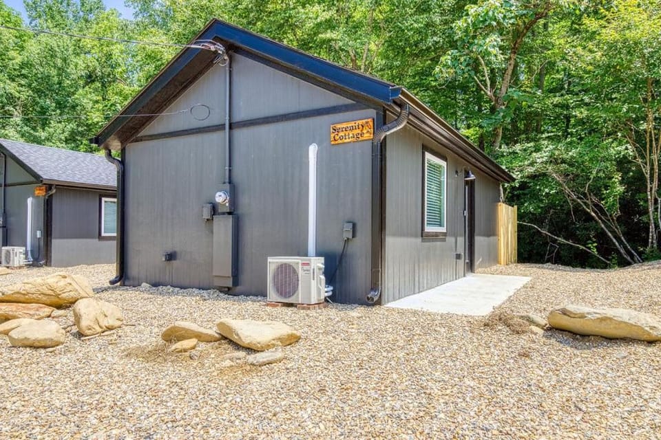 Serenity Cottage, Pickleball Court, Creek, WIFI, Mountain Views, Starting at 79" House in Jenkins Mill