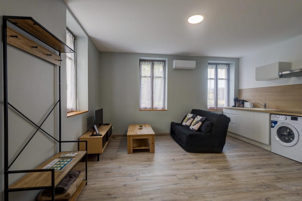 TV and multimedia, Living room, Seating area, washing machine, air conditioner