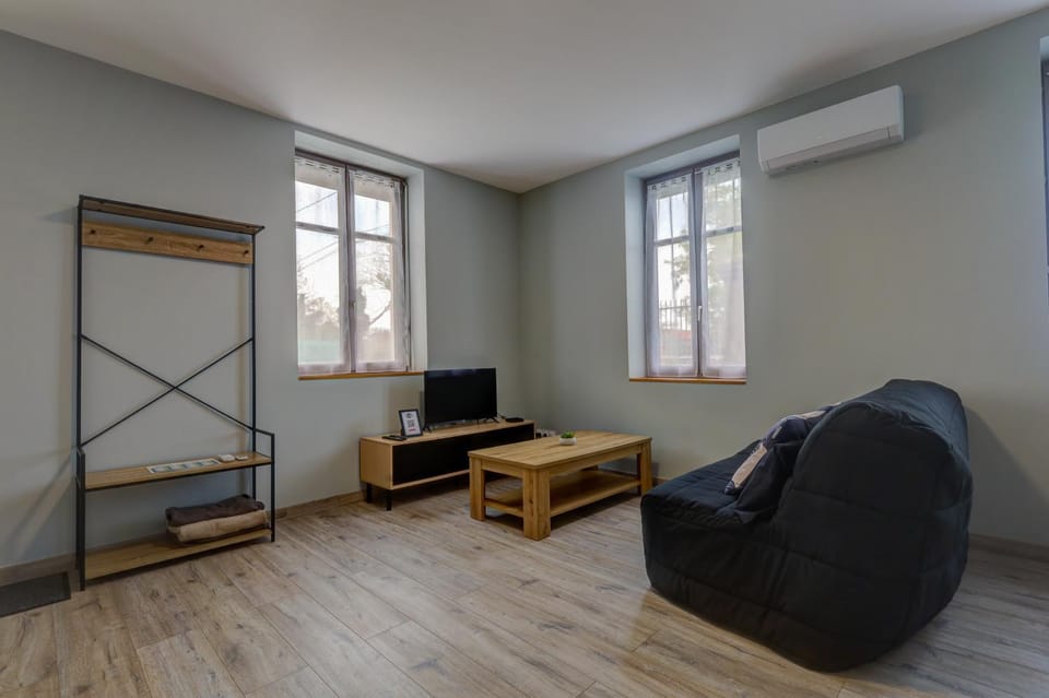 TV and multimedia, Living room, Seating area, air conditioner