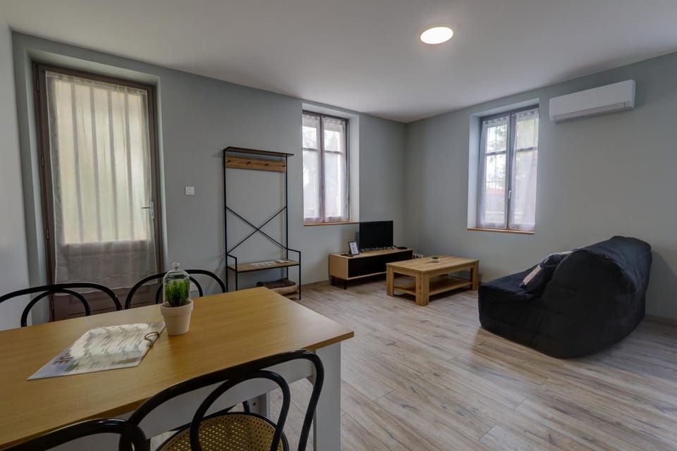 TV and multimedia, Living room, Seating area, Dining area, air conditioner