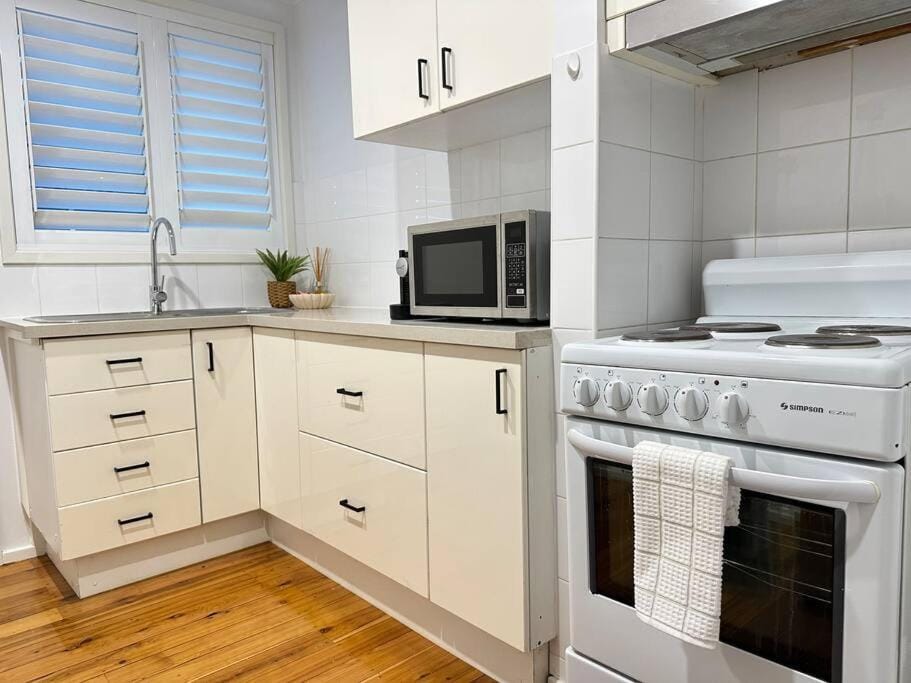 Casa Solé - Calm 1BR Escape by Towradgi Beach Apartment in Towradgi