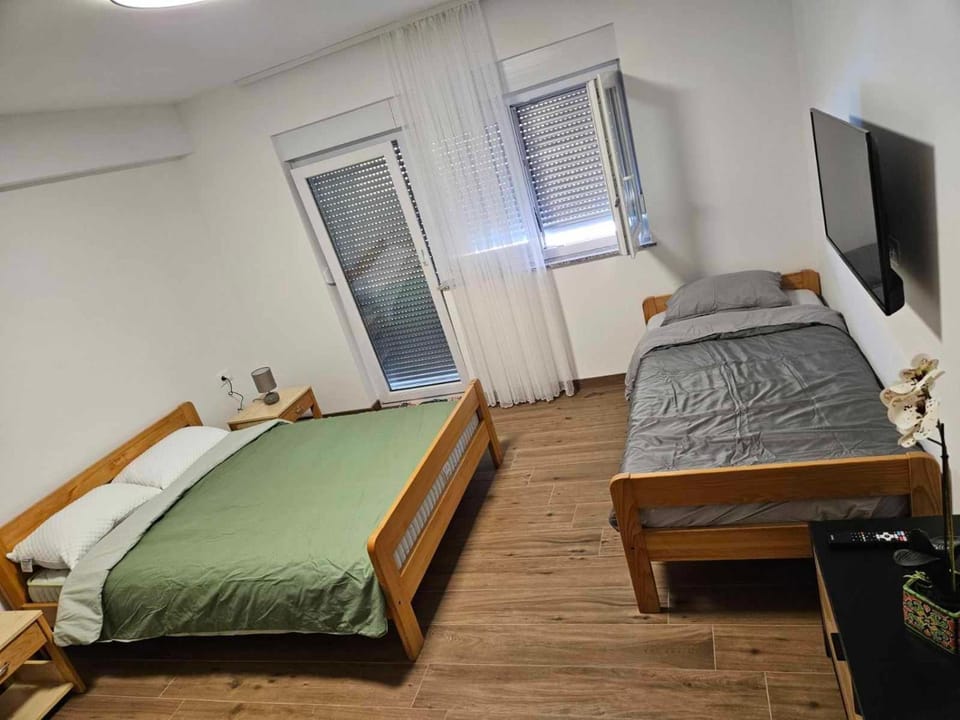 Bed, TV and multimedia, Photo of the whole room, Bedroom